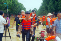 Thủ tướng yêu cầu triển khai lực lượng, phương tiện, kể cả máy bay để hỗ trợ người dân