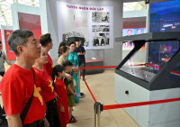 Triển lãm "Lịch sử và Sứ mệnh Quốc hội Việt Nam” thu hút đông đảo khách tham quan