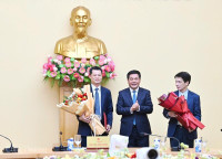 Bộ trưởng Nguyễn Hồng Diên trao các quyết định về công tác cán bộ