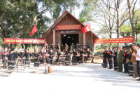 Đại hội XIV của Đảng: Đồng bào Tây Nguyên quây quần theo dõi Phiên khai mạc Đại hội