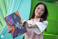 Bạn trẻ TP.HCM 'xé túi mù', nhận lì xì sách trong mùng 1 Tết