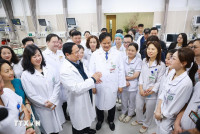 Thủ tướng Phạm Minh Chính thăm, chúc Tết, động viên y bác sĩ và bệnh nhân tại các Bệnh viện