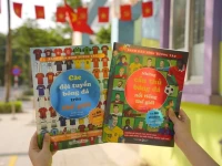 Sách về bóng đá với nhiều sticker cho thiếu nhi