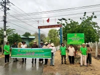 Chào mừng Đại hội Hội Nông dân Việt Nam lần thứ IX: Hội Nông dân xã Bác Ái Đông gắn biển công trình tuyến đường hoa