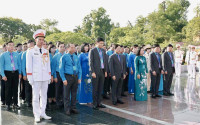 Đoàn đại biểu dự Đại hội Công đoàn Việt Nam lần thứ XIV vào Lăng viếng Chủ tịch Hồ Chí Minh