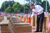 Thủ tướng dâng hương tưởng niệm các Anh hùng liệt sĩ và tặng quà người có công tại Lạng Sơn