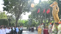 Chủ tịch Quốc hội Trần Thanh Mẫn dâng hương tưởng nhớ Anh hùng liệt sĩ Võ Thị Sáu