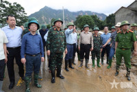 Phó thủ tướng Chính phủ Hồ Quốc Dũng thăm hỏi người dân vùng lũ Mường Than (Lai Châu)