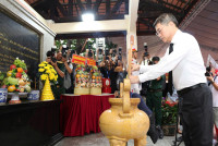 Thủ tướng Lê Minh Hưng dâng hoa, dâng hương tại công viên Lê Thị Riêng