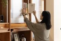Người trẻ mua sách theo mét để trang trí nhà