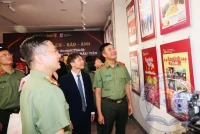 Trưng bày sách, báo, ảnh khắc họa chân dung chiến sĩ Công an Thủ đô