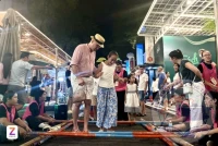 Du khách thích thú trải nghiệm nhảy sạp tại Đường sách TP.HCM