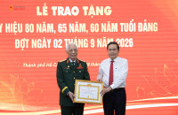 Chủ tịch Quốc hội Trần Thanh Mẫn trao Huy hiệu Đảng tặng đảng viên lão thành tại Thành phố Hồ Chí Minh