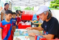 Trẻ em hào hứng nhận sách miễn phí dưới mưa Hà Tĩnh