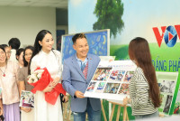 Triển lãm ảnh lan tỏa thông điệp 'Tắt điện thoại, mở sách ra'