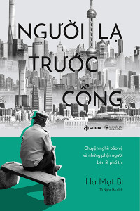 NGƯỜI LẠ TRƯỚC CỔNG