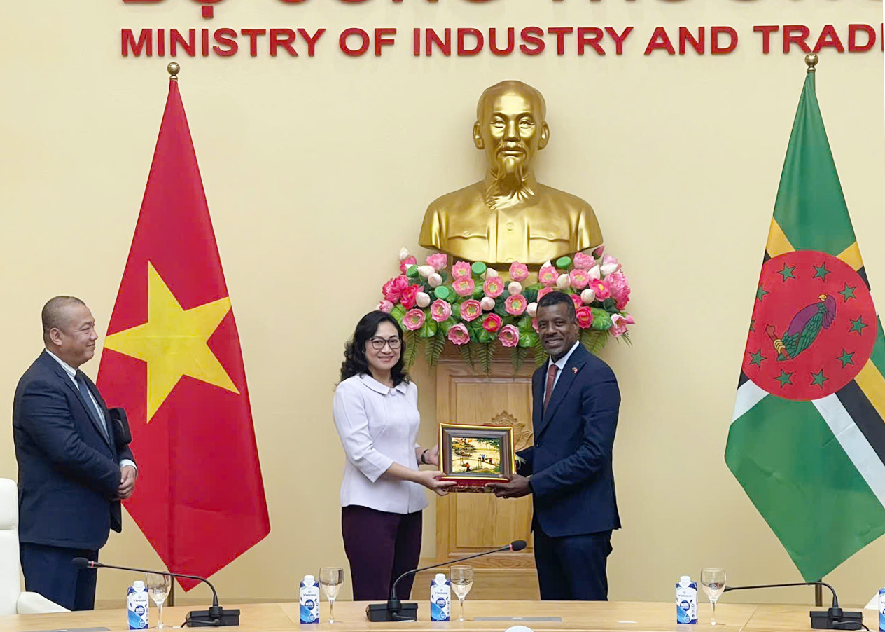 Thứ trưởng Bộ Công Thương Phan Thị Thắng tiếp Bộ trưởng Ngoại giao, Ngoại thương, Thương mại và Năng lượng Cộng đồng thịnh vượng Dominica