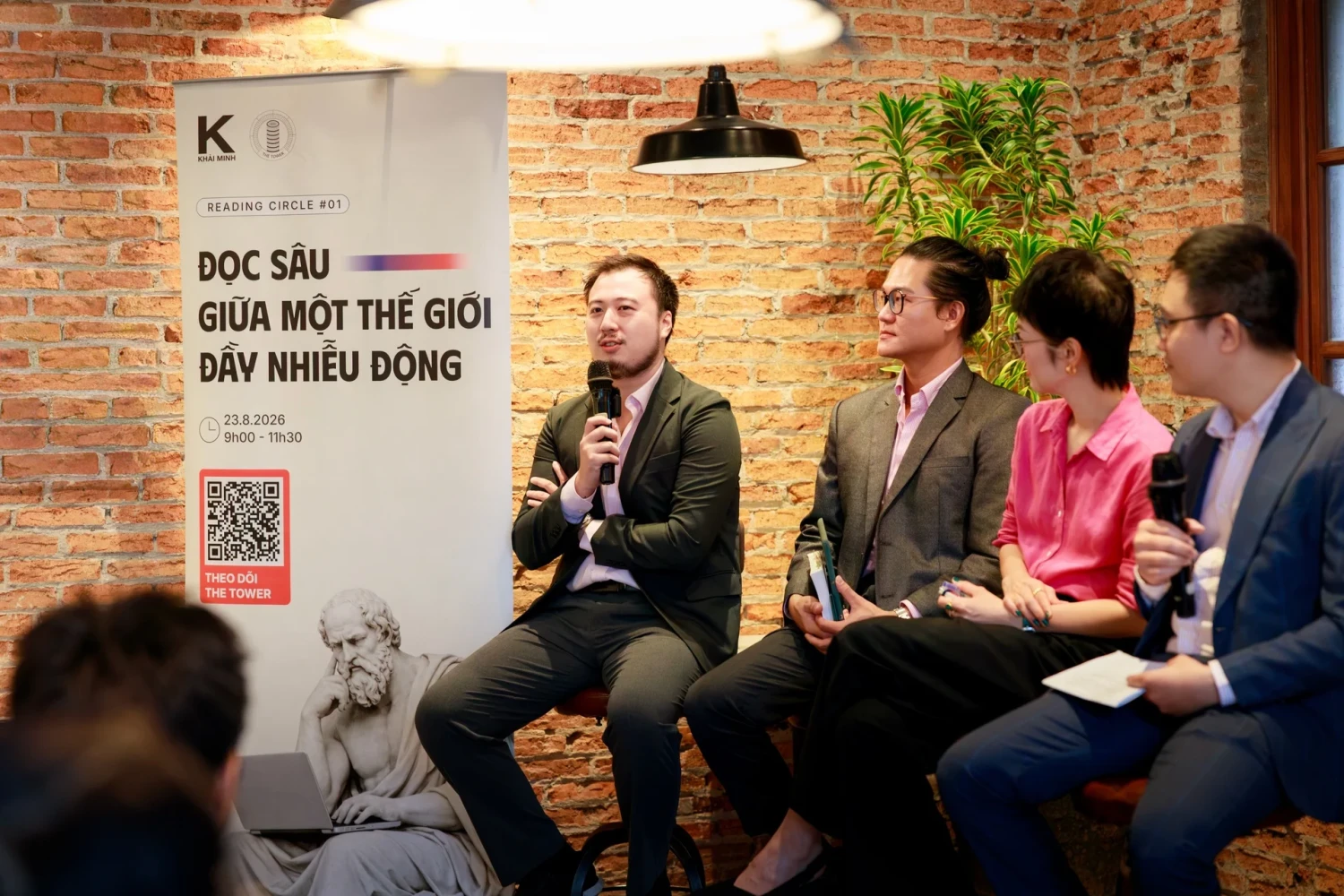Nên đọc 'vô tri', đọc sâu, hay đọc cùng AI?