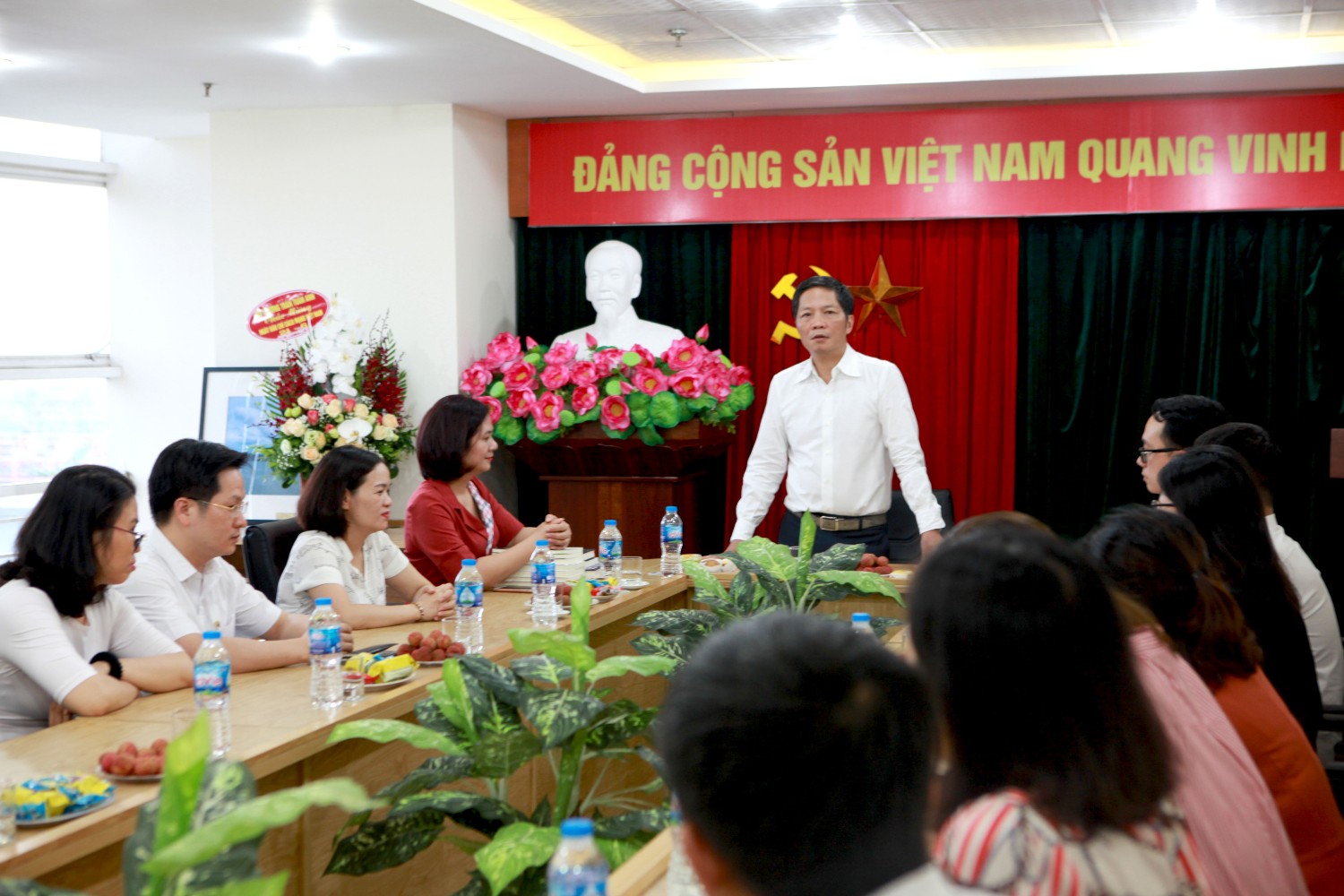 Bộ trưởng Trần Tuấn Anh ghé thăm Nhà Xuất bản Công Thương nhân kỷ niệm 95 năm ngày Báo chí Cách mạng Việt Nam 21/6/1925 - 21/6/2020