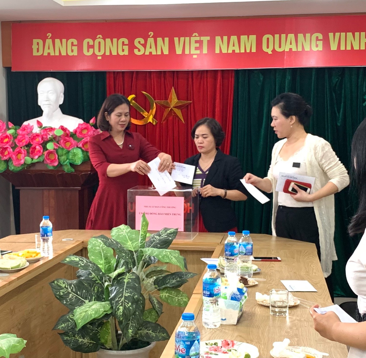 Hoạt đông kỷ niệm ngày 20/10/2020 và quyên góp ủng hộ đồng bào miền Trung chịu ảnh hưởng của lũ lụt của Nhà Xuất bản Công Thương