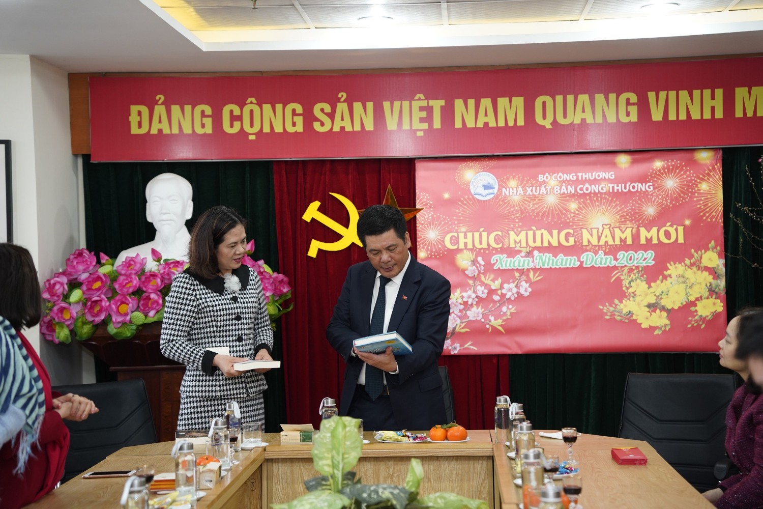 Bộ trưởng Bộ Công Thương thăm và chúc Tết CBCNVC Nhà Xuất bản Công Thương năm Nhâm Dần 2022