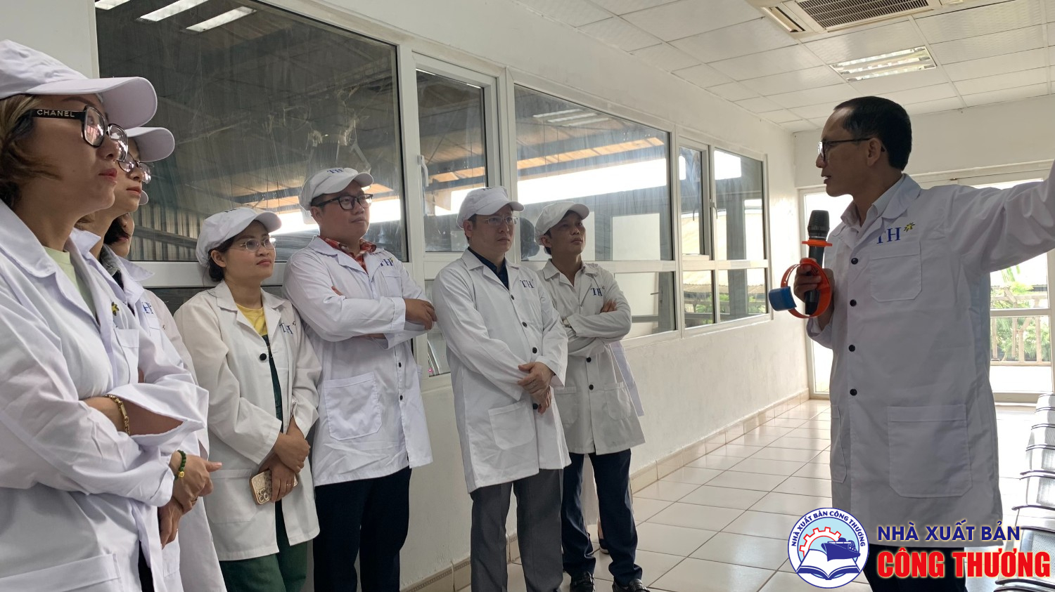 Nhà Xuất bản Công thương làm việc và thăm quan dự án nông nghiệp ứng dụng công nghệ cao và mô hình trang trại bò sữa của tập đoàn TH