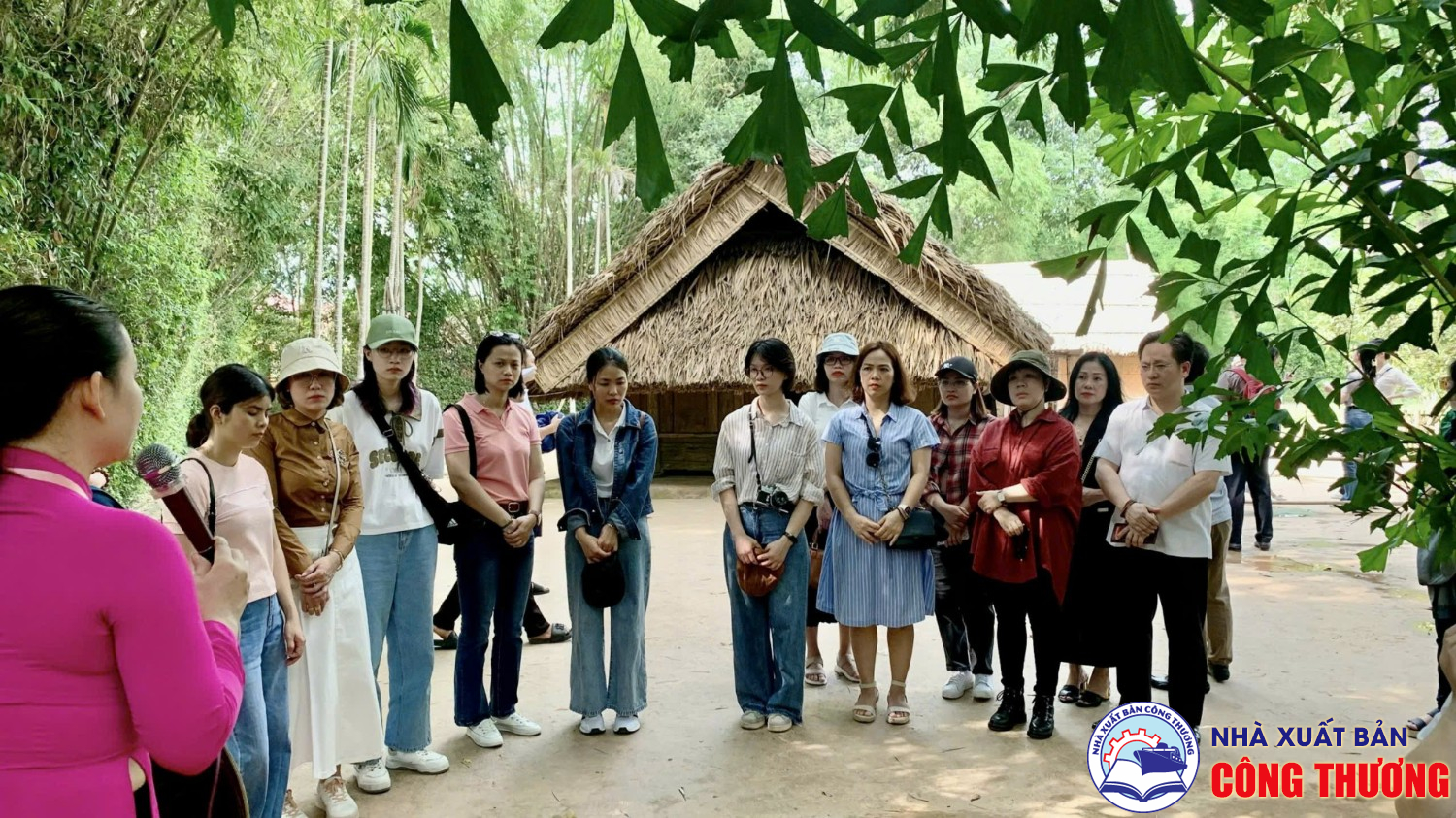 Nhà Xuất bản Công Thương viếng thăm và dâng hương tại đền Chung Sơn - nơi thờ tự gia tiên của chủ tịch Hồ Chí Minh