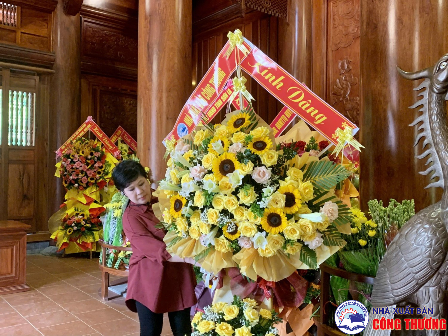 Nhà Xuất bản Công Thương viếng thăm và dâng hương tại đền Chung Sơn - nơi thờ tự gia tiên của chủ tịch Hồ Chí Minh