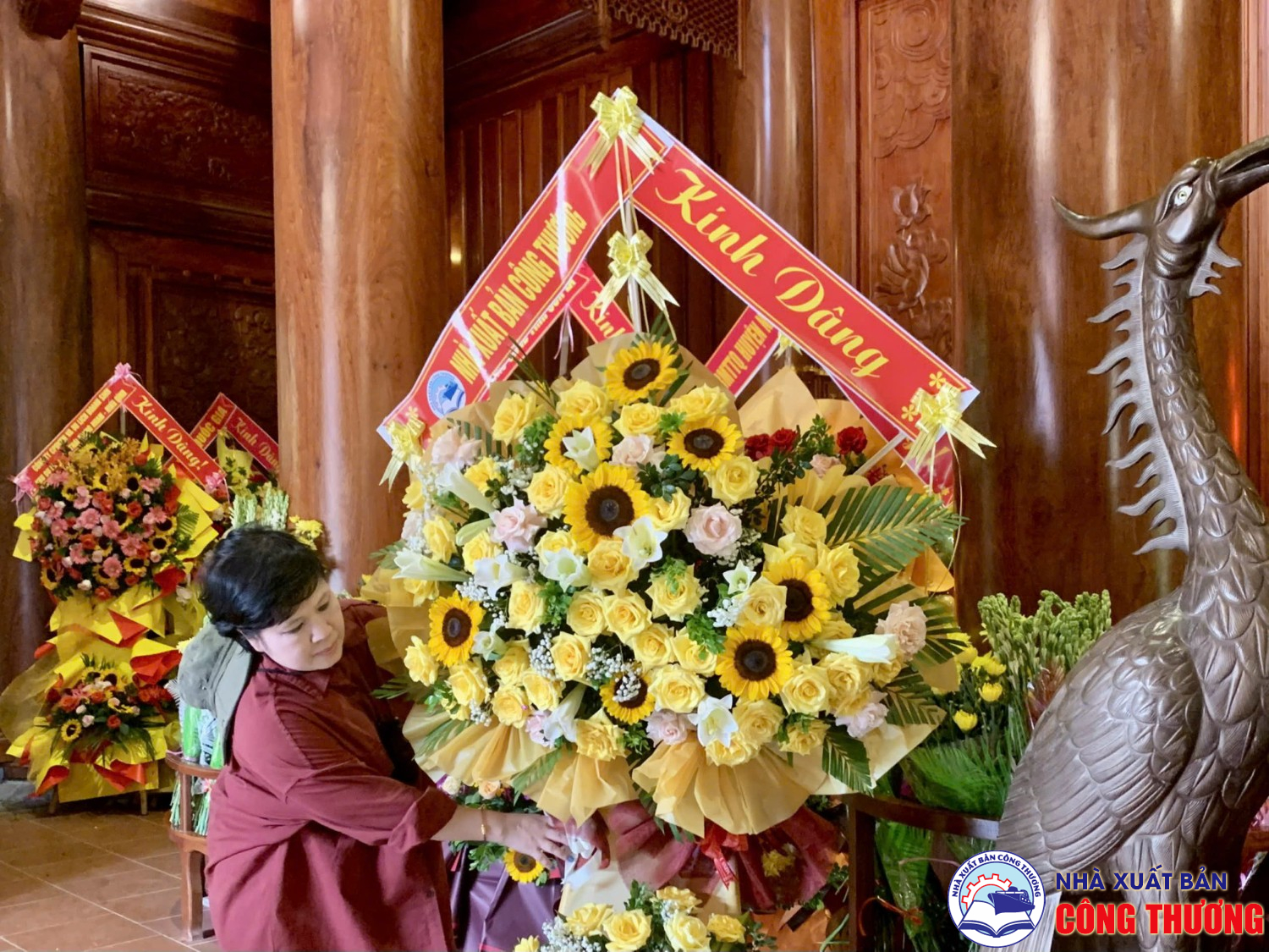 Nhà Xuất bản Công Thương viếng thăm và dâng hương tại đền Chung Sơn - nơi thờ tự gia tiên của chủ tịch Hồ Chí Minh