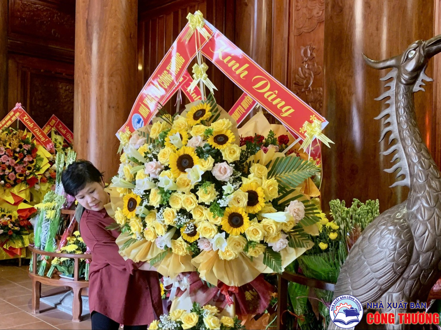 Nhà Xuất bản Công Thương viếng thăm và dâng hương tại đền Chung Sơn - nơi thờ tự gia tiên của chủ tịch Hồ Chí Minh