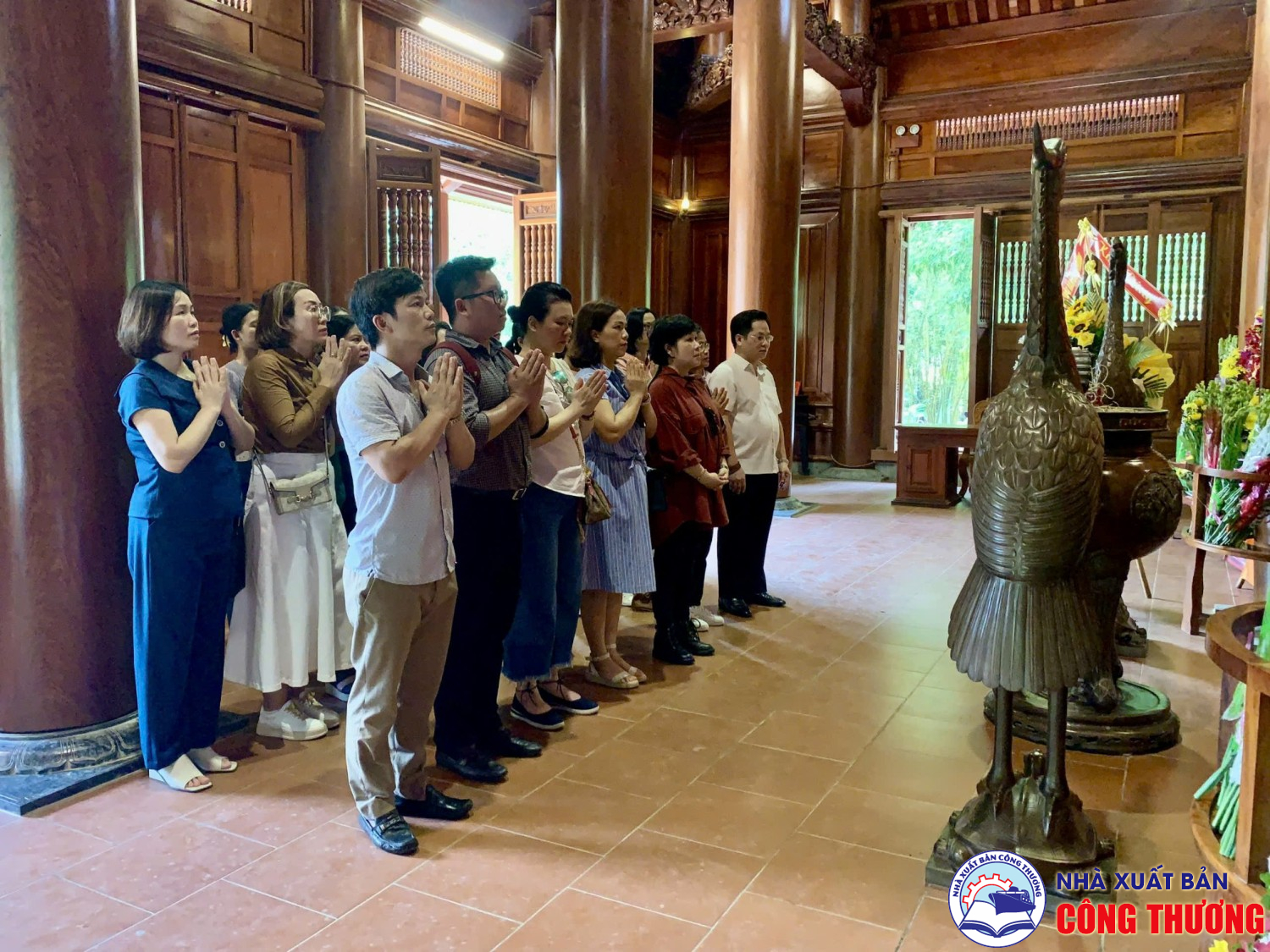 Nhà Xuất bản Công Thương viếng thăm và dâng hương tại đền Chung Sơn - nơi thờ tự gia tiên của chủ tịch Hồ Chí Minh