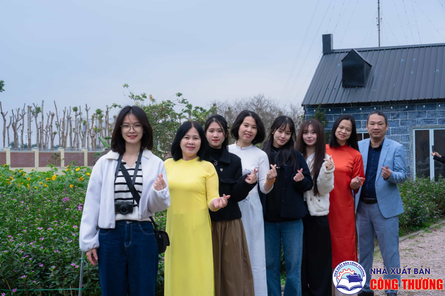 Hoạt động chụp ảnh nhân ngày quốc tế phụ nữ 8/3/2025