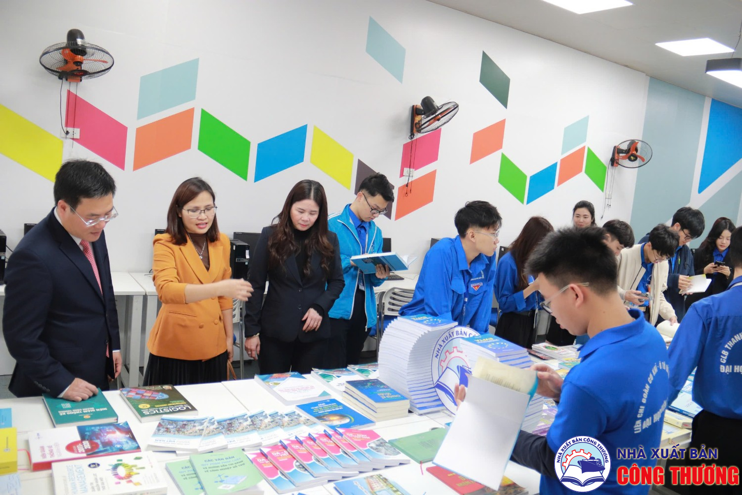Nhà Xuất bản Công Thương tham gia lễ ra mắt câu lạc bộ sách và tri thức EPU tại trường Đại học Điện lực