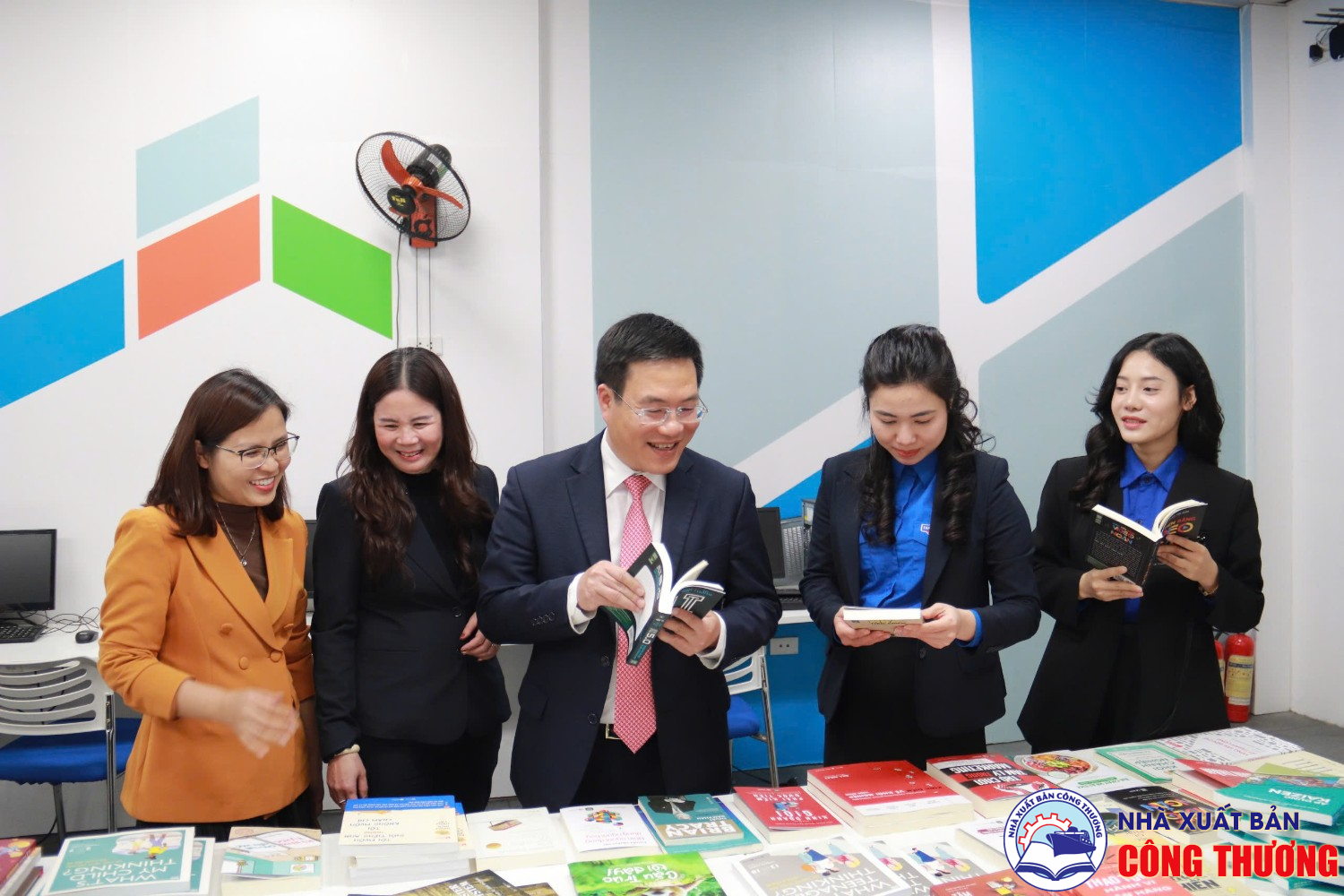 Nhà Xuất bản Công Thương tham gia lễ ra mắt câu lạc bộ sách và tri thức EPU tại trường Đại học Điện lực