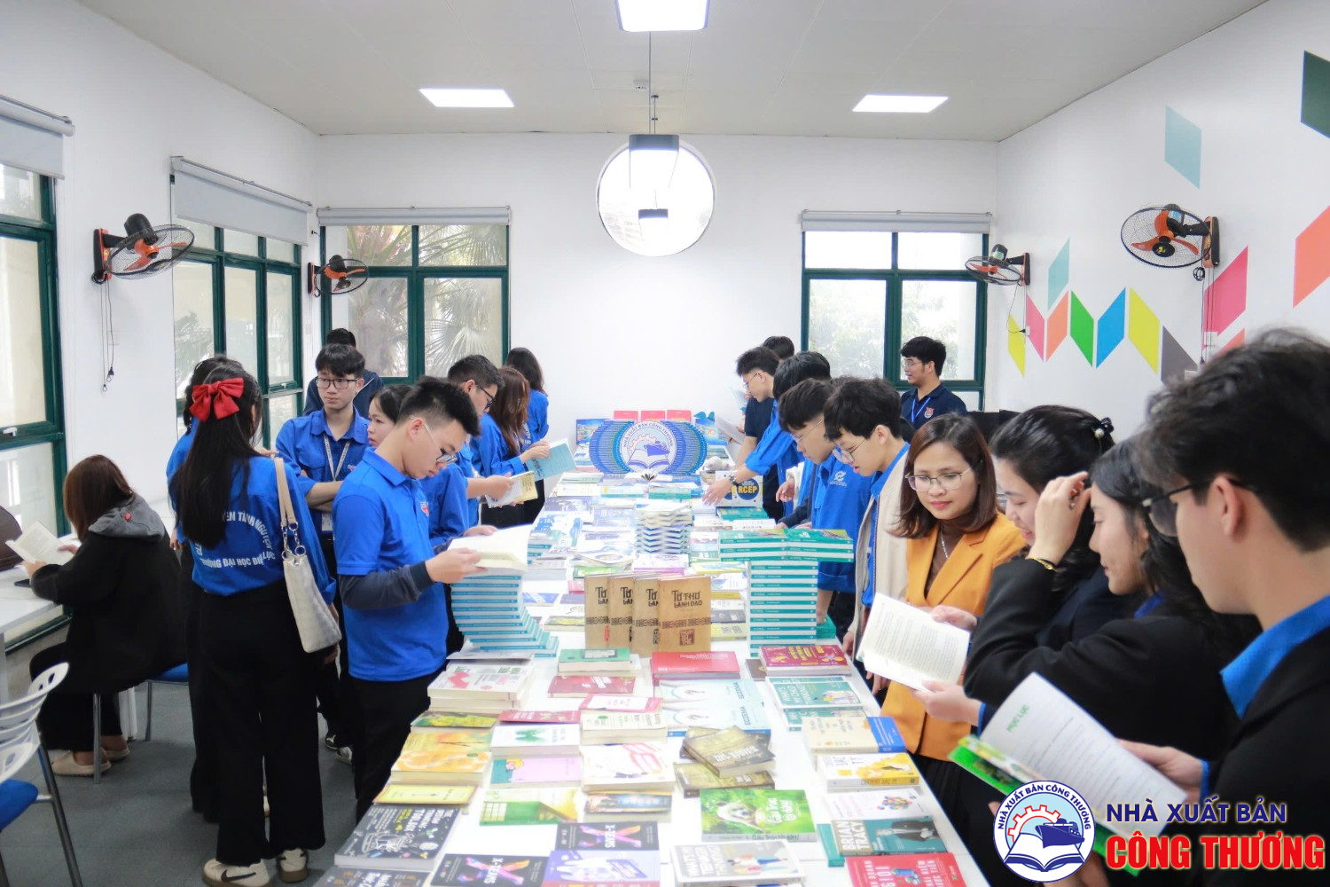 Nhà Xuất bản Công Thương tham gia lễ ra mắt câu lạc bộ sách và tri thức EPU tại trường Đại học Điện lực