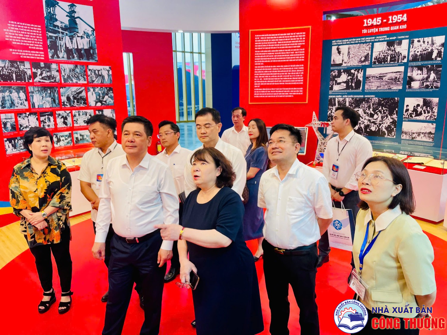 Bộ trưởng Nguyễn Hồng Diên thăm triển lãm "80 năm Hành trình Độc lập - Tự do - Hạnh phúc" và ghé qua gian hàng của Nhà Xuất bản Công Thương