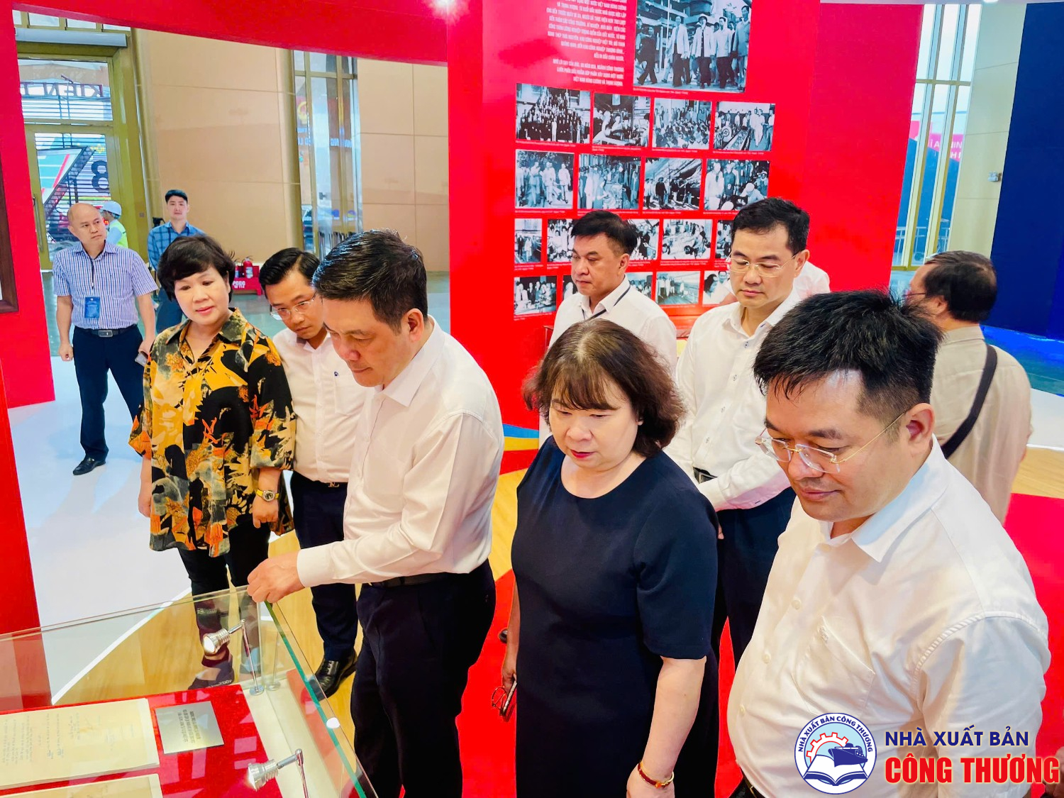 Bộ trưởng Nguyễn Hồng Diên thăm triển lãm "80 năm Hành trình Độc lập - Tự do - Hạnh phúc" và ghé qua gian hàng của Nhà Xuất bản Công Thương