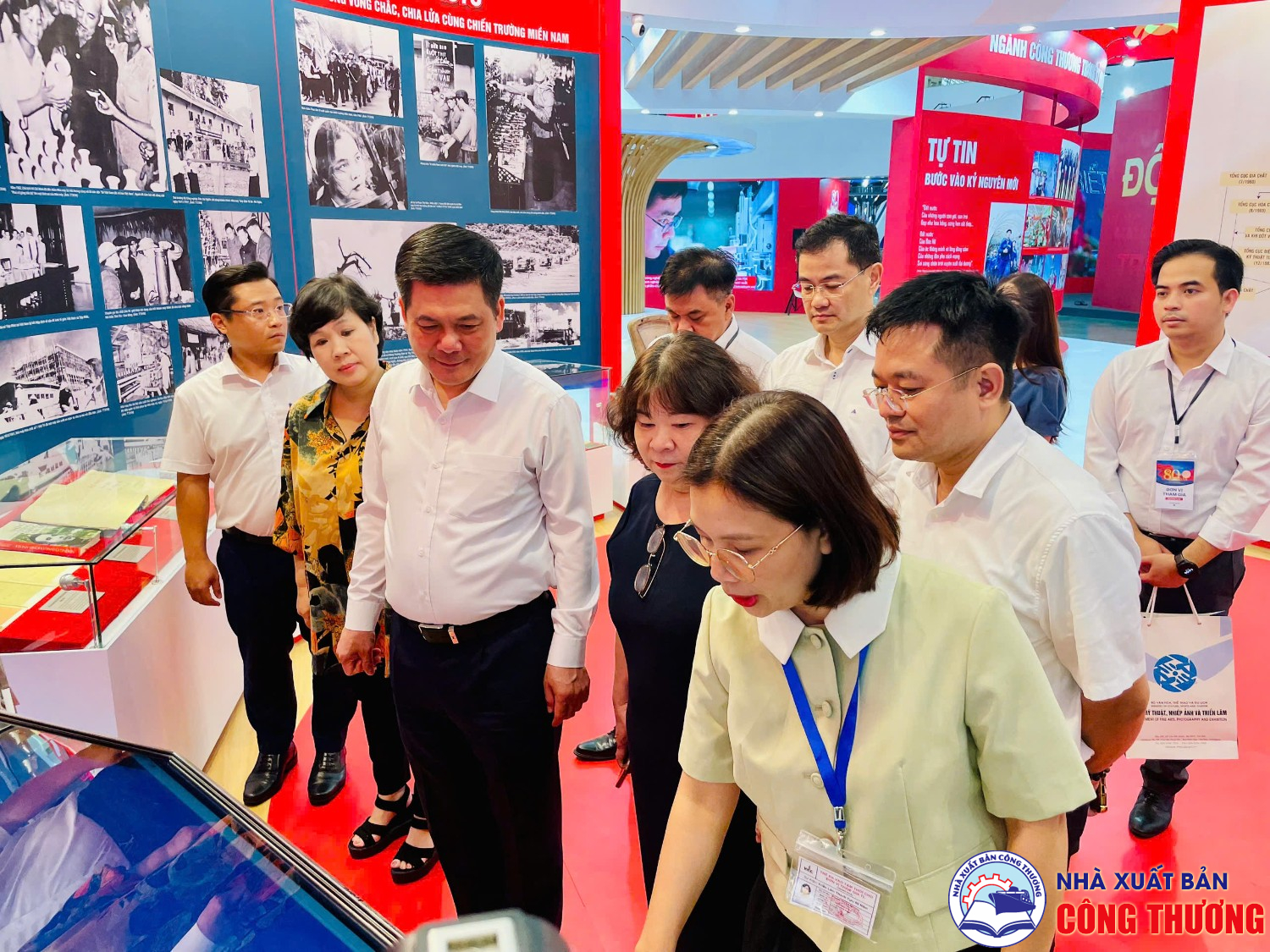 Bộ trưởng Nguyễn Hồng Diên thăm triển lãm "80 năm Hành trình Độc lập - Tự do - Hạnh phúc" và ghé qua gian hàng của Nhà Xuất bản Công Thương