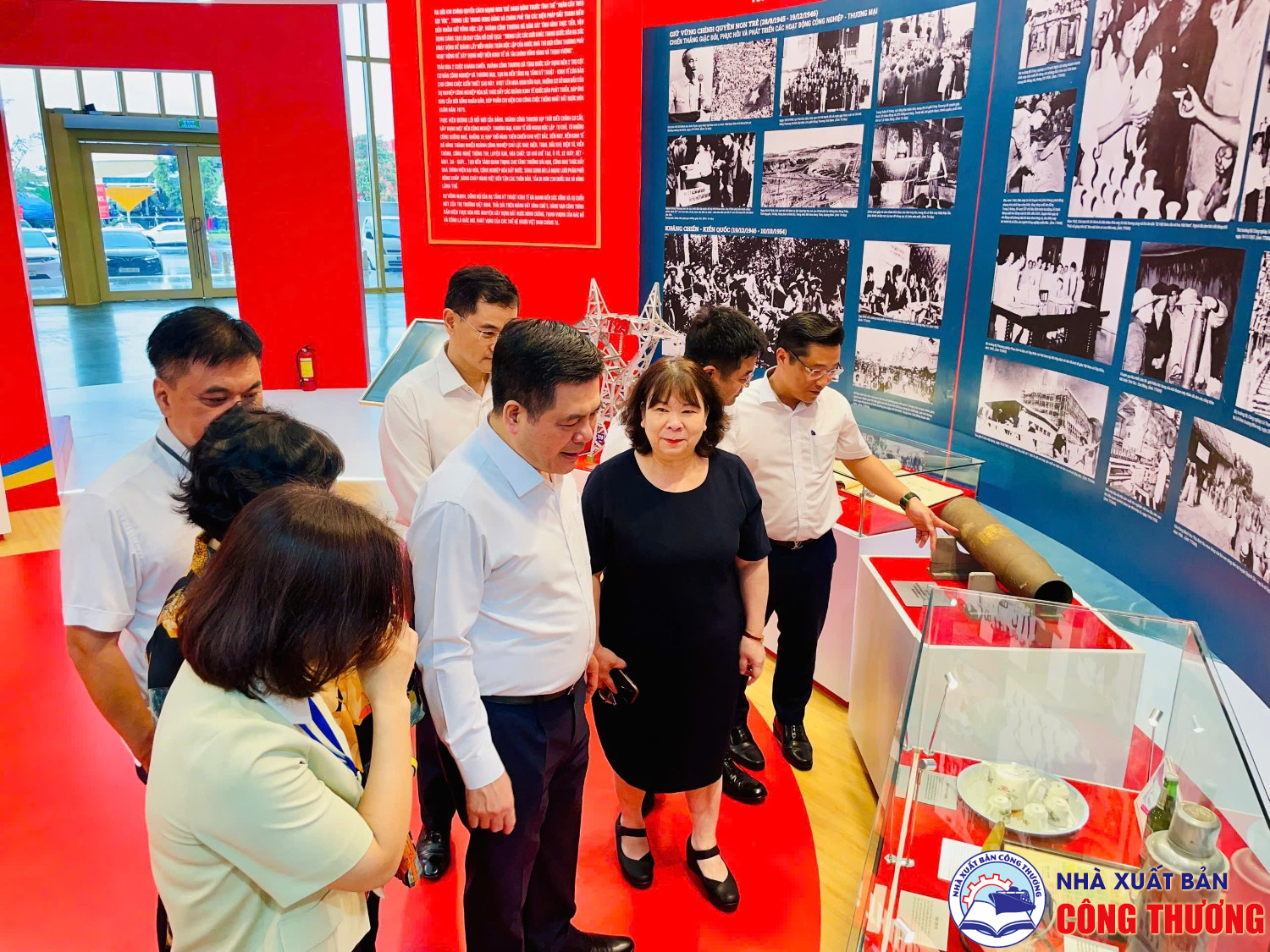 Bộ trưởng Nguyễn Hồng Diên thăm triển lãm "80 năm Hành trình Độc lập - Tự do - Hạnh phúc" và ghé qua gian hàng của Nhà Xuất bản Công Thương