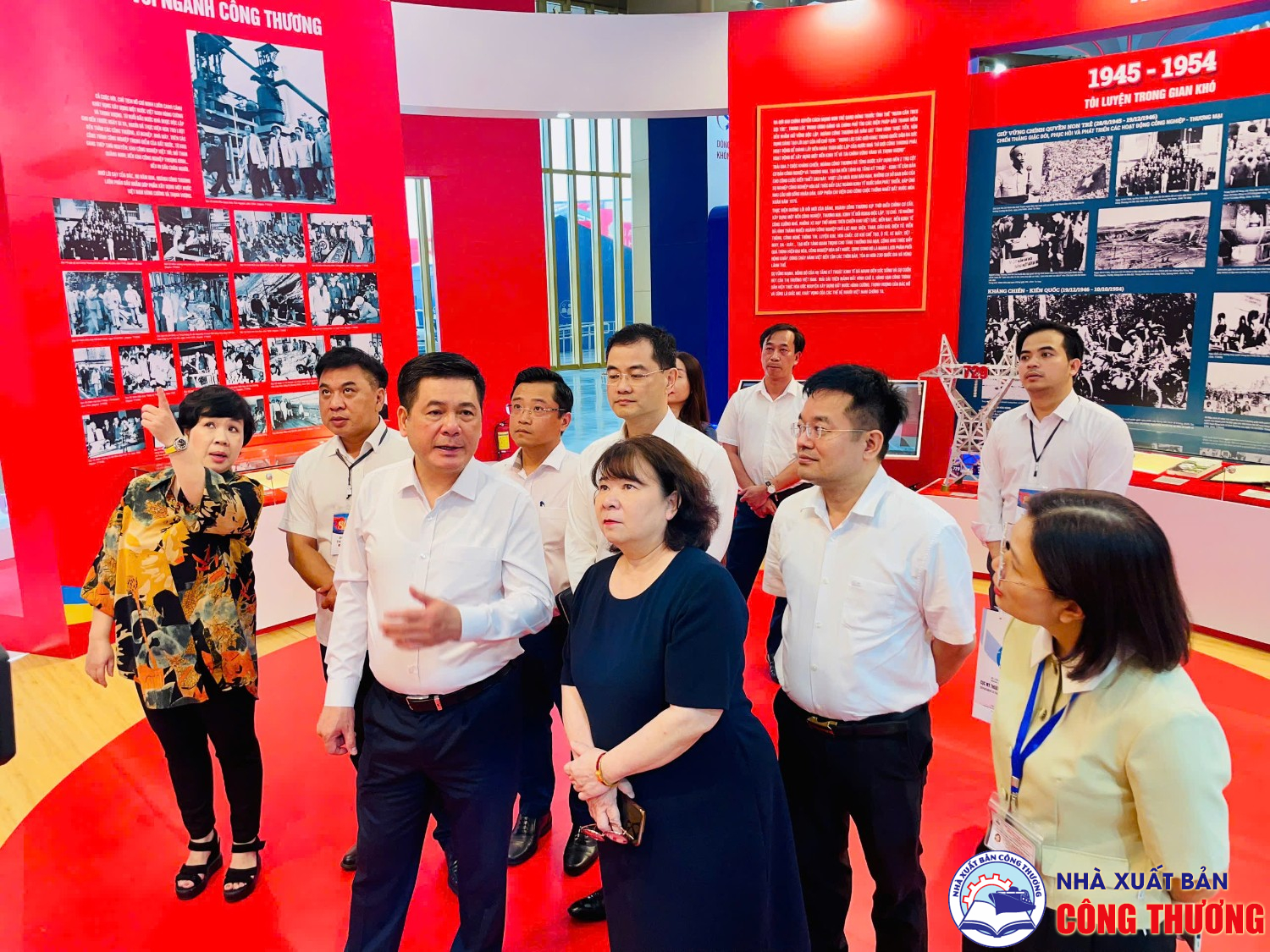 Bộ trưởng Nguyễn Hồng Diên thăm triển lãm "80 năm Hành trình Độc lập - Tự do - Hạnh phúc" và ghé qua gian hàng của Nhà Xuất bản Công Thương