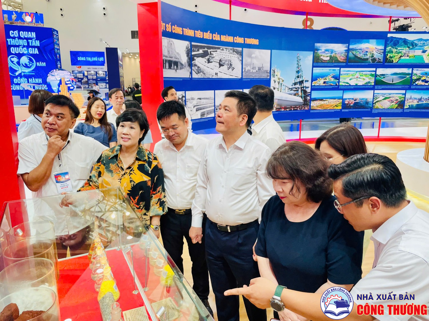 Bộ trưởng Nguyễn Hồng Diên thăm triển lãm "80 năm Hành trình Độc lập - Tự do - Hạnh phúc" và ghé qua gian hàng của Nhà Xuất bản Công Thương