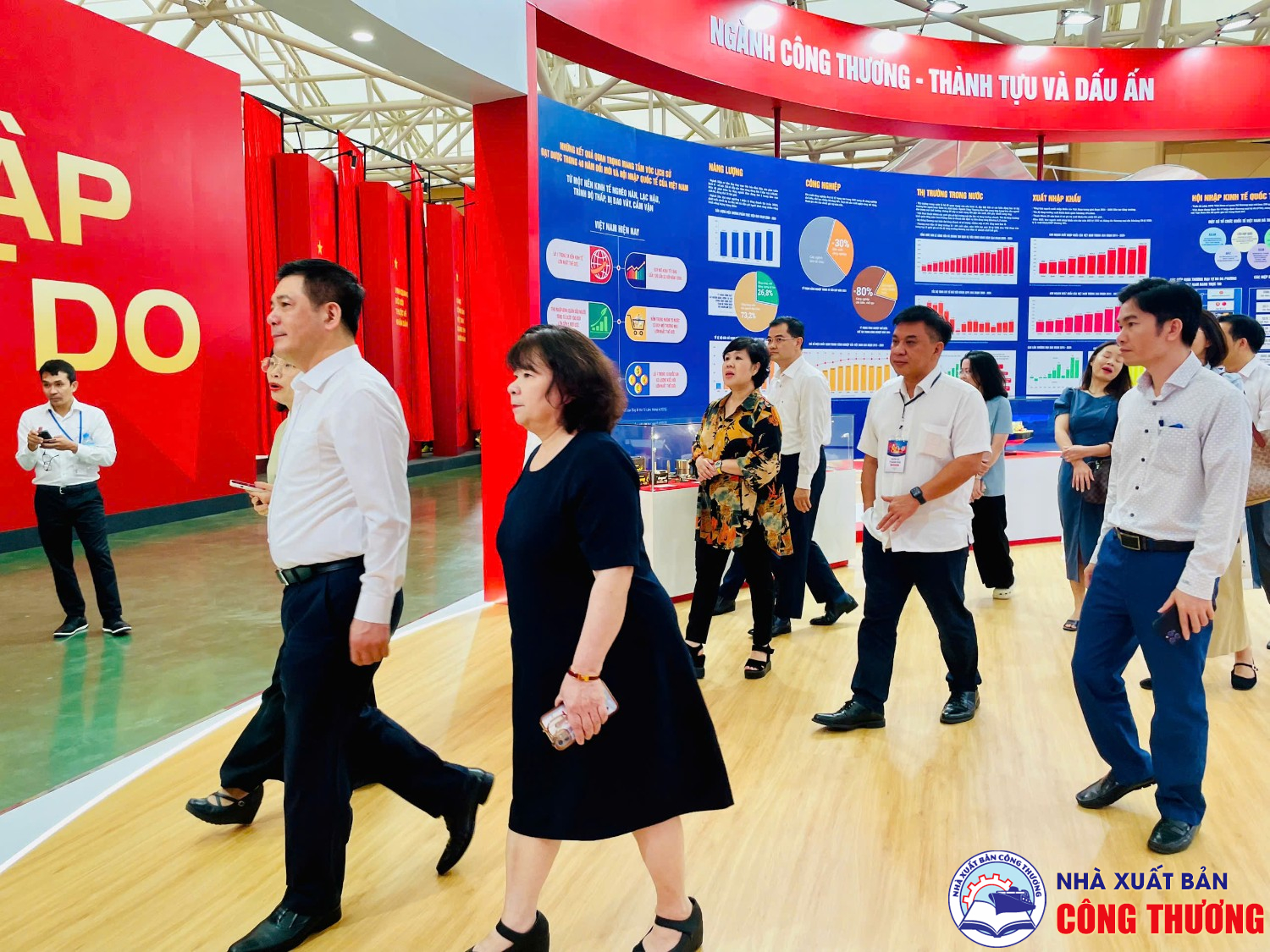 Bộ trưởng Nguyễn Hồng Diên thăm triển lãm "80 năm Hành trình Độc lập - Tự do - Hạnh phúc" và ghé qua gian hàng của Nhà Xuất bản Công Thương