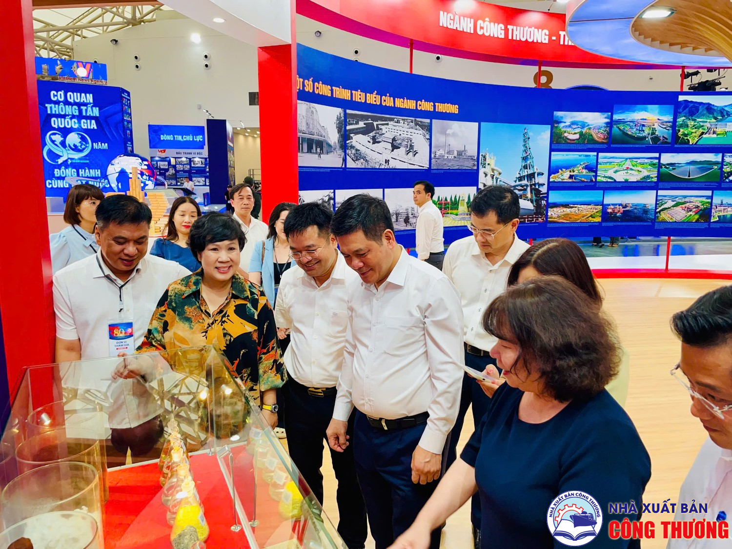 Bộ trưởng Nguyễn Hồng Diên thăm triển lãm "80 năm Hành trình Độc lập - Tự do - Hạnh phúc" và ghé qua gian hàng của Nhà Xuất bản Công Thương