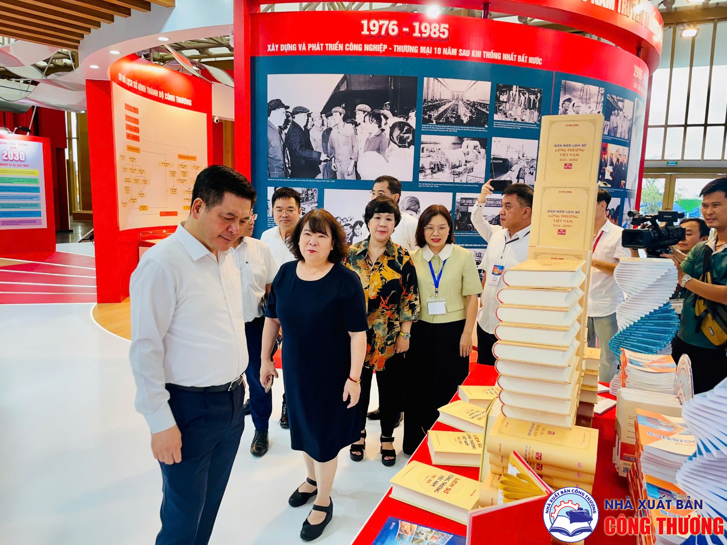 Bộ trưởng Nguyễn Hồng Diên thăm triển lãm "80 năm Hành trình Độc lập - Tự do - Hạnh phúc" và ghé qua gian hàng của Nhà Xuất bản Công Thương