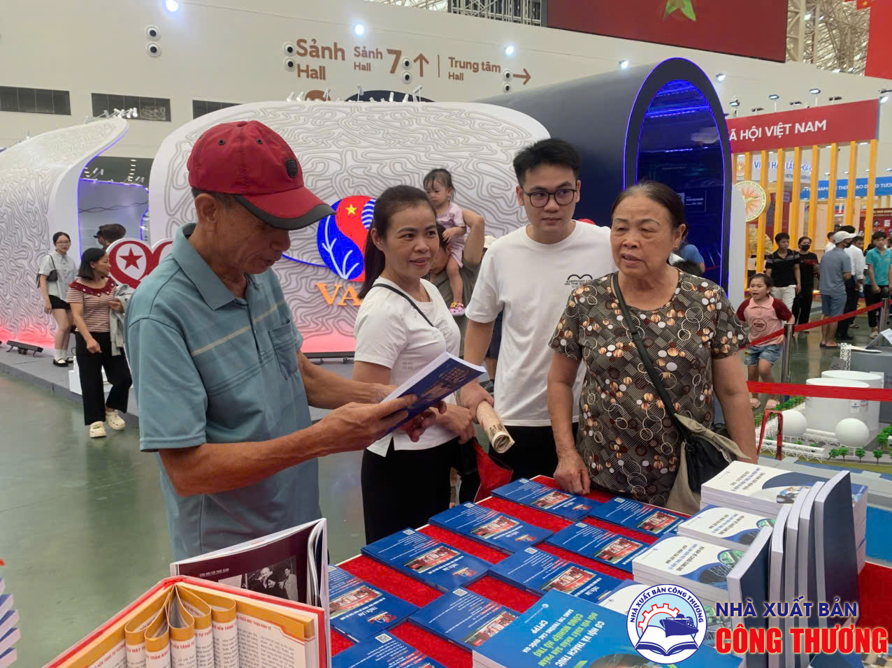 Nhà Xuất bản Công Thương tham gia Triển lãm "80 năm Hành trình Độc lập - Tự do - Hạnh phúc" tại Trung tâm Triển lãm Quốc gia, Đông Anh, Hà Nội
