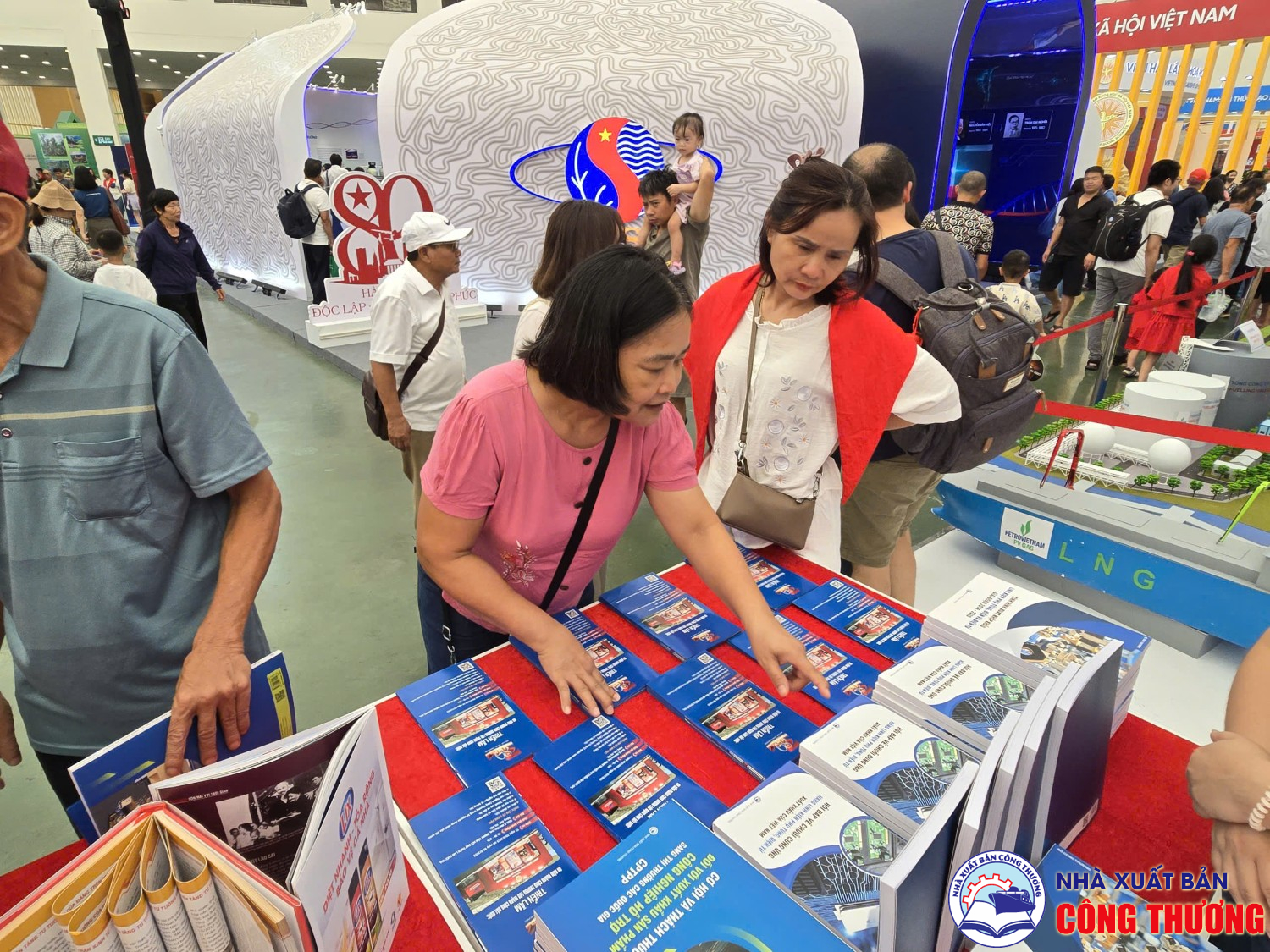 Nhà Xuất bản Công Thương tham gia Triển lãm "80 năm Hành trình Độc lập - Tự do - Hạnh phúc" tại Trung tâm Triển lãm Quốc gia, Đông Anh, Hà Nội