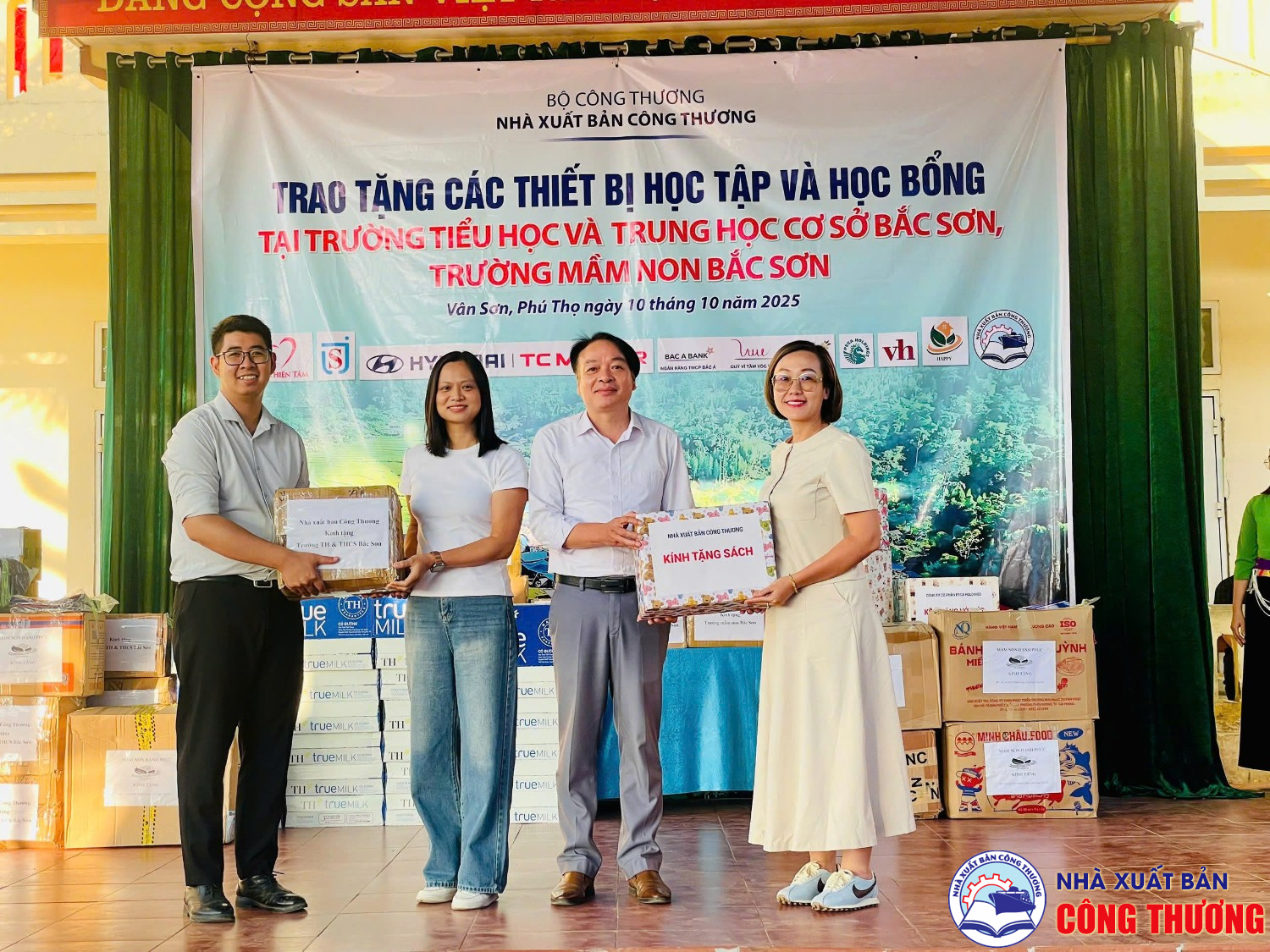 Nhà xuất bản Công thương tổ chức chương trình thiện nguyện tại Phú Thọ