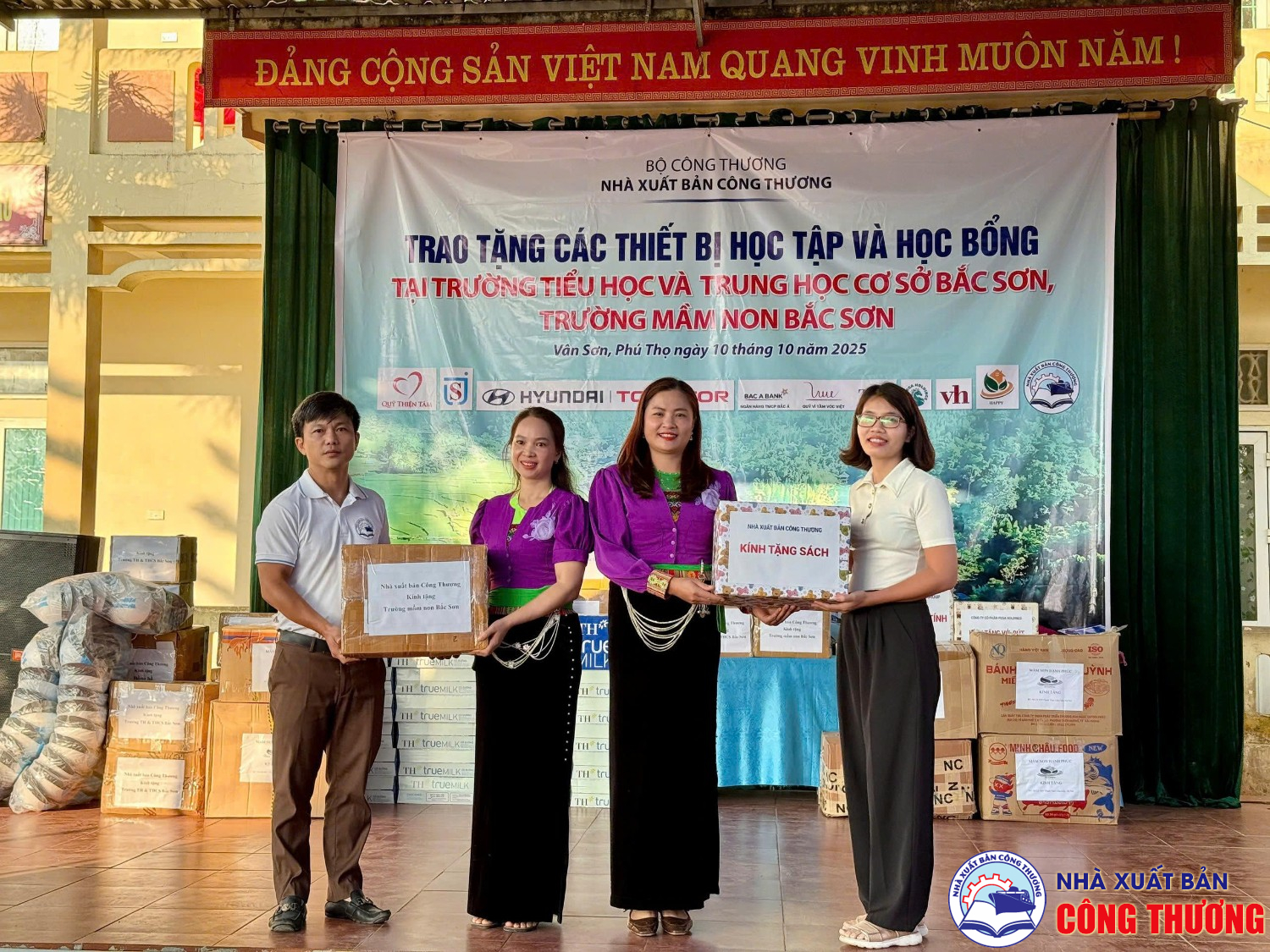 Nhà xuất bản Công thương tổ chức chương trình thiện nguyện tại Phú Thọ