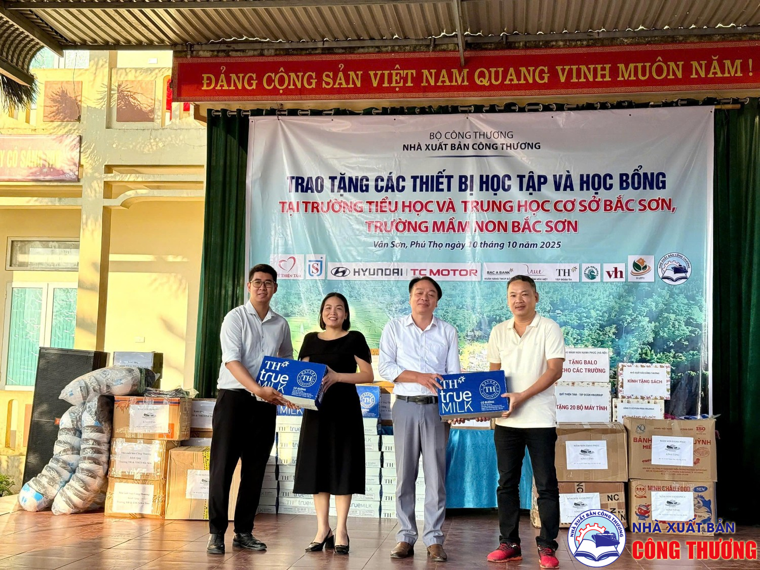 Nhà xuất bản Công thương tổ chức chương trình thiện nguyện tại Phú Thọ