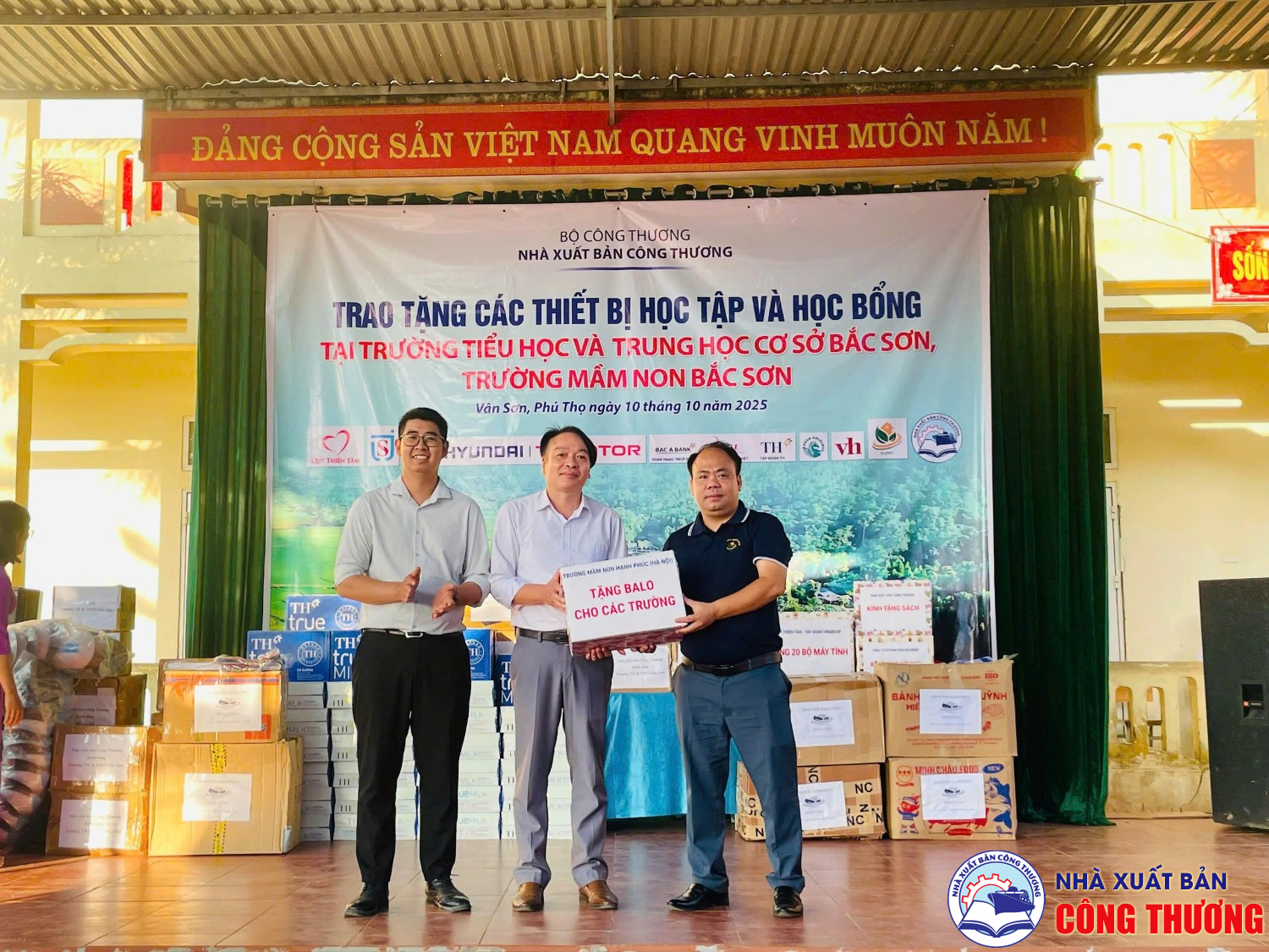 Nhà xuất bản Công thương tổ chức chương trình thiện nguyện tại Phú Thọ